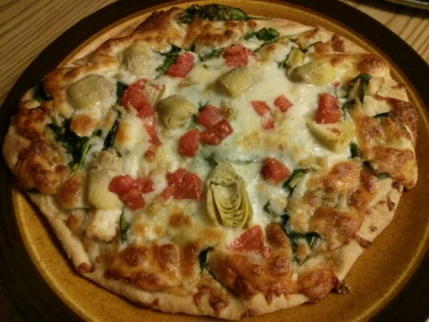 Pollo e Formaggio Pizza (Chicken Spinach and Cheese Pizza)